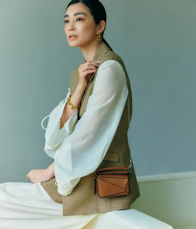 アラフィー女性が春に買うべき「主役バッグ」一点投入でコーデが見違える！　ロエベ