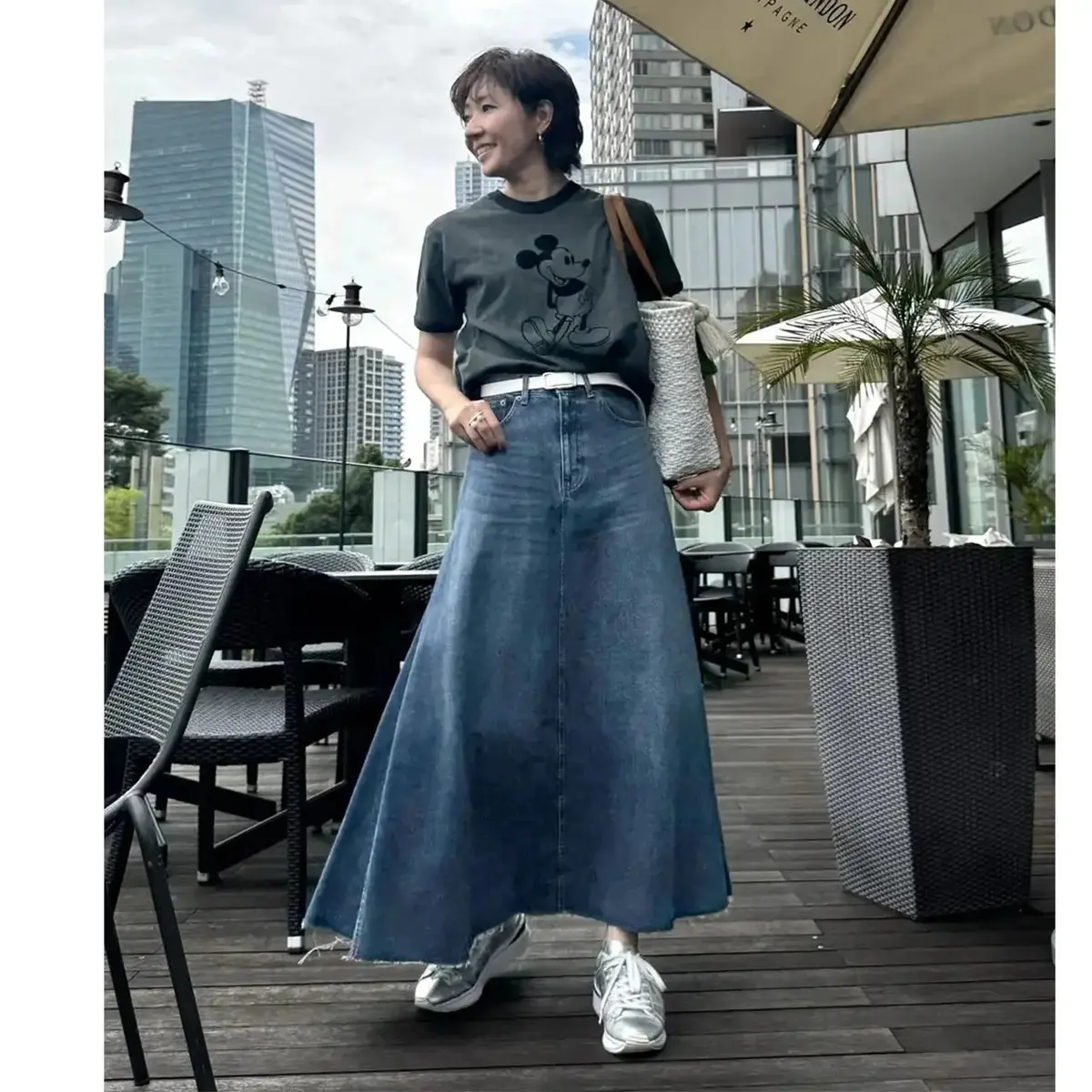 【おしゃれな50代のTシャツコーデ5選】シンプルになりすぎない工夫も！一枚でサマになる大人の着こなし