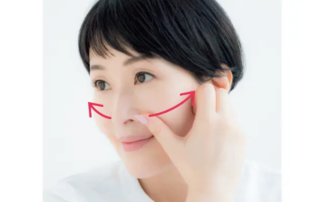顔全体にクリームをなじませたら、小鼻横からこめかみまで親指で流して。