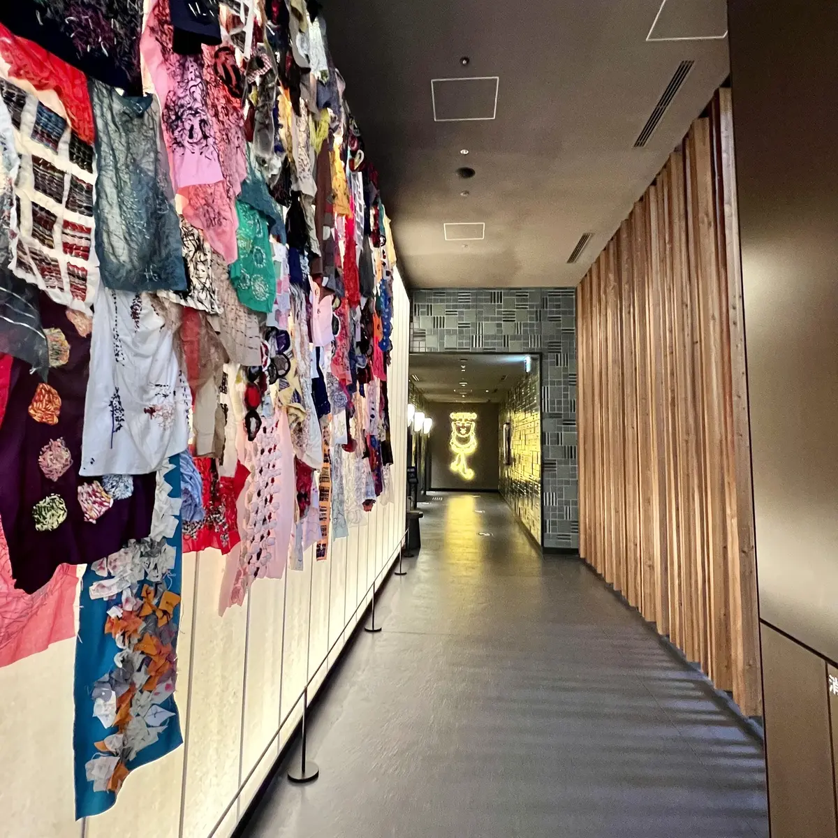 「エースホテル京都」ロビーのアート、しょうぶ学園制作