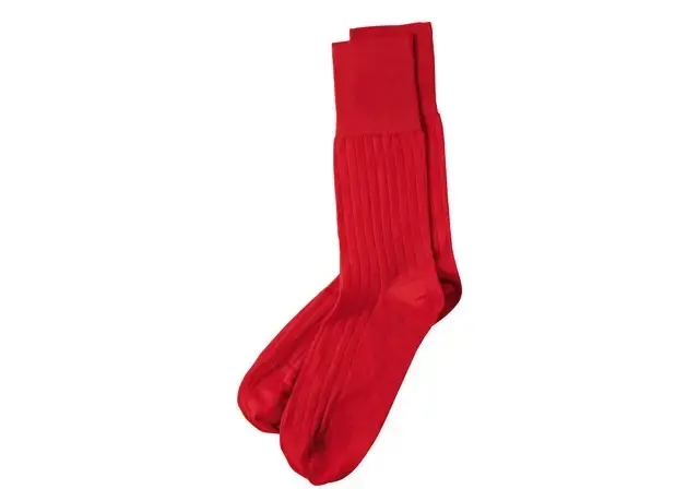 ❿端正なパンツ&革靴の間にちらりとのぞいていたら、とびきりチャーミング。  ソックス￥2,640／ホイサム