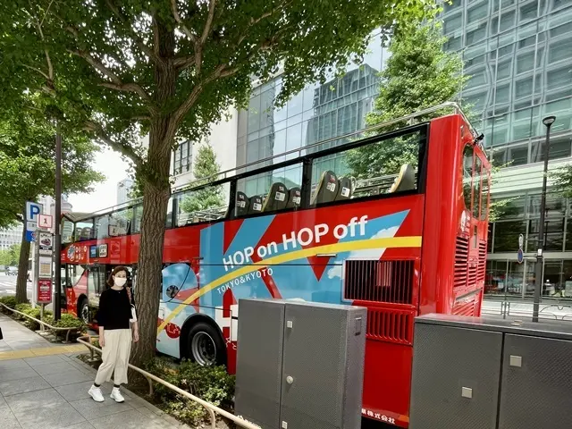 丸の内から出発のスカイバス（2階建てバス）