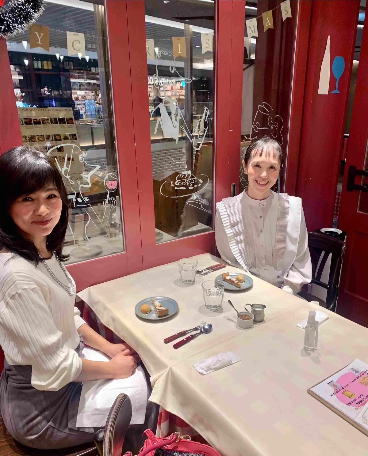 アップルタルトとキャラメルアイス。二人とも食後のデザートにウキウキ♪