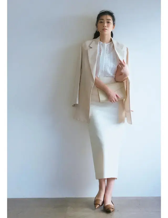 【おしゃれ刷新力のあるレース】存在感ある白レースをジャケットからのぞかせるこなれ技！