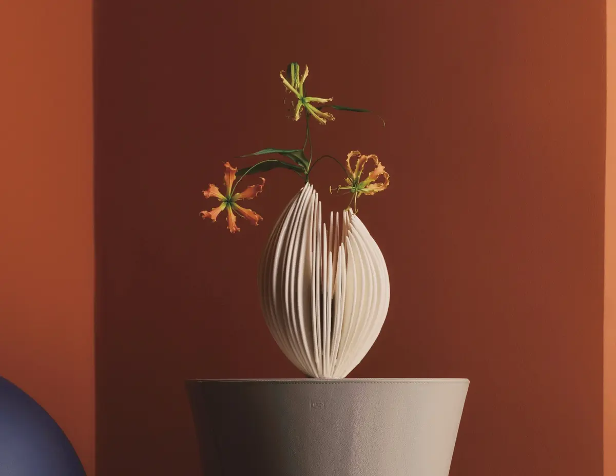 国内旅行　金沢　陶芸家、 建築家　アーティストの奈良祐希さんの作品　ボーンフラワー