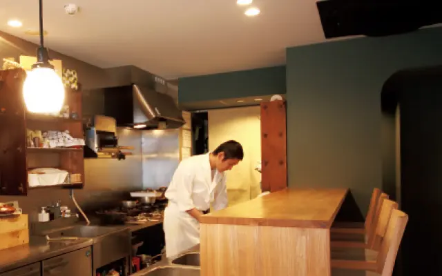 カウンターに立つ北さん