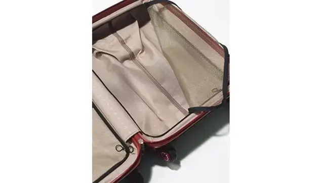 【POINT】 コンパートメントは、隅々まで物が入れやすいシンプル設計。手貼りされたライナーにはクッション性があるので安心して収納可能