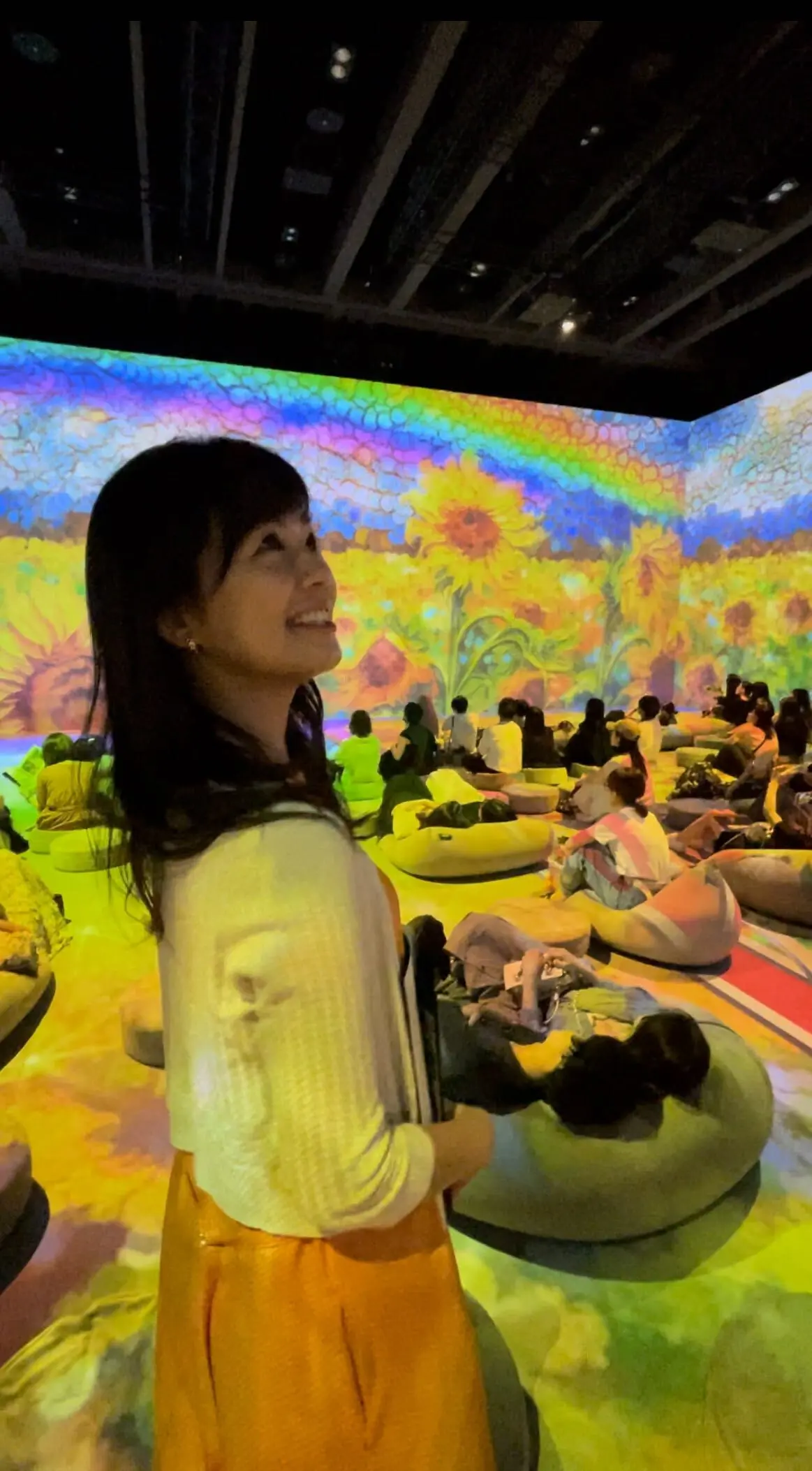 「「Immersive Museum TOKYO 2023、イマーシブミュージアムTOKYO 2023、オレンジ、ワンピース、ワンピースコーデ、ハロウィン、秋、ハロウィンコーデ、秋服、秋服コーデ、カーディガン、ゴールド、ベージュ、シャンパンゴールド、ボレロ、ベージュカーディガン、黒、黒バッグ、型押しバッグ、黒エナメルバッグ、エナメルバッグ、エナメル型押しバッグ、ヒール、黒ヒール、5cmヒール、ボブ、ボブヘア、ミュージアム内、光、ひまわり、花、虹、クッション、椅子、ソファー、寝転ぶ、座る、寛ぐ、くつろぐ、リラックス