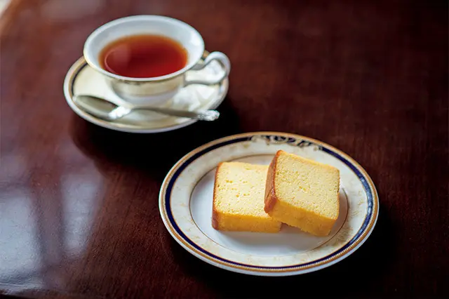 ワインをしみ込ませた甘さ控 えめのワインケーキ（￥420）と 紅茶（￥470）