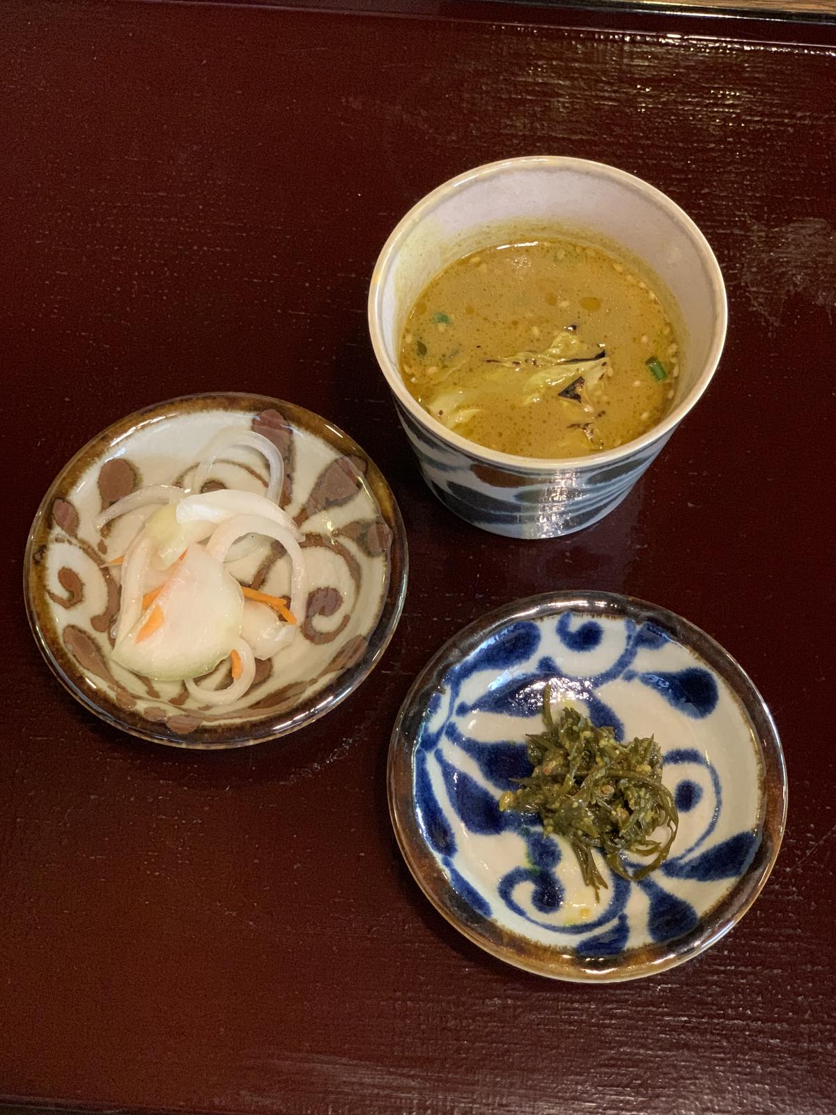 鎌倉野菜とココナッツのカレー
あかもくのアチャール
たまねぎと人参のピクルス