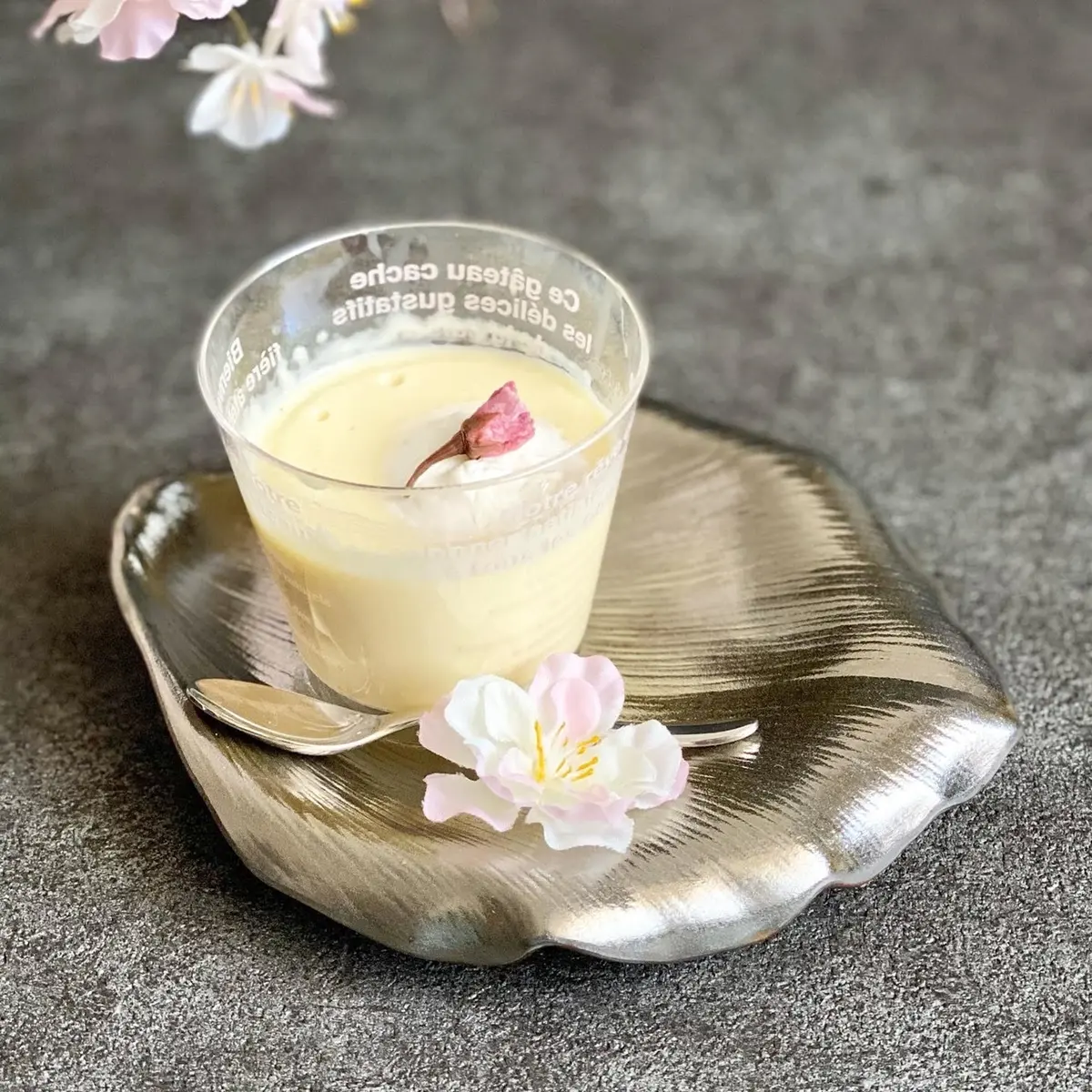 ミルクプリンと木蓮花弁皿