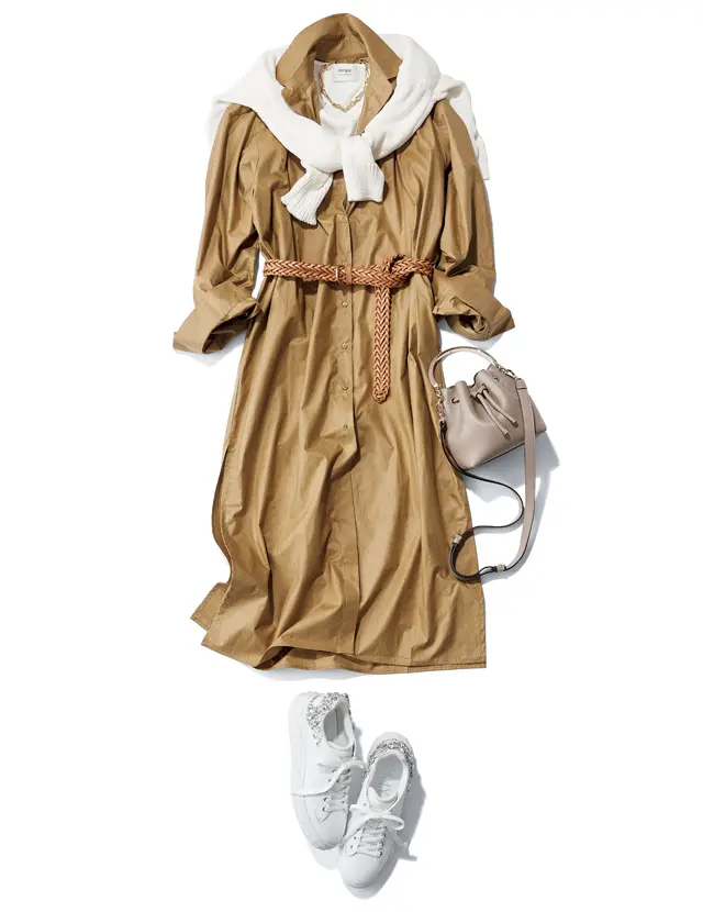 ワンピースと同色のメッシュベルトで上級カジュアルな装いに