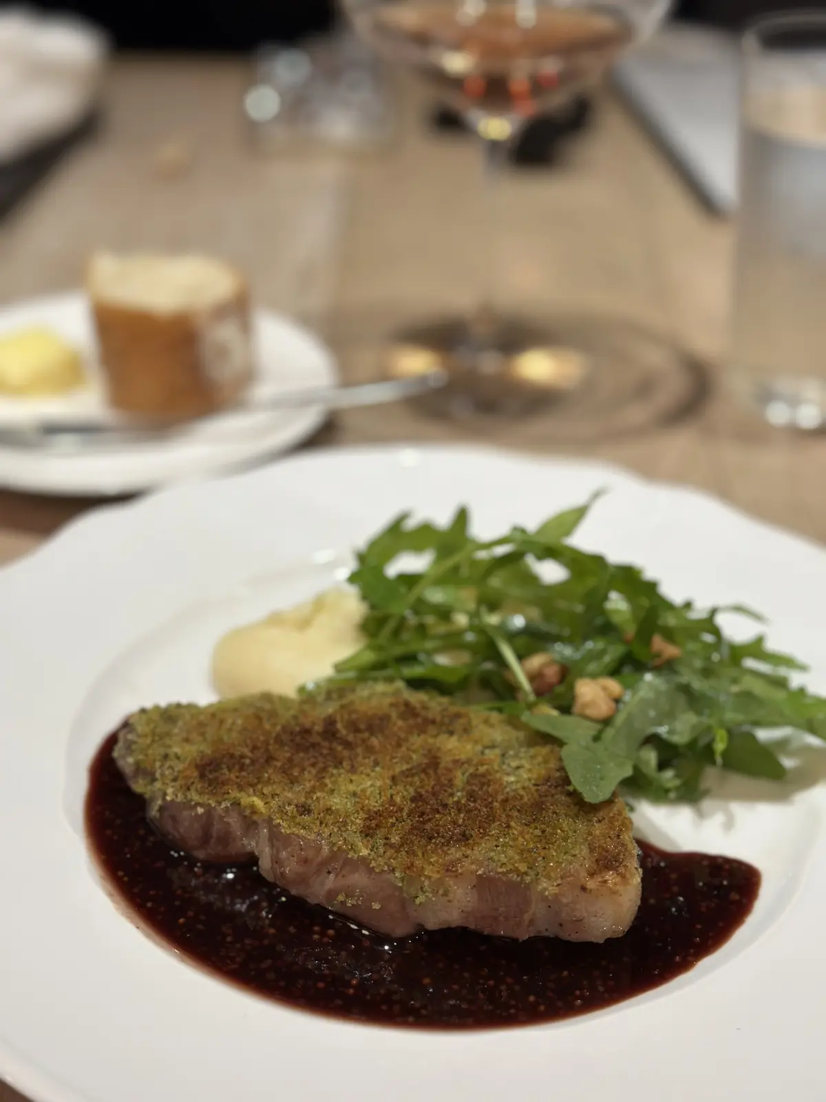 グラスたっぷりなシャンパンと陽気なオーナの画像_6