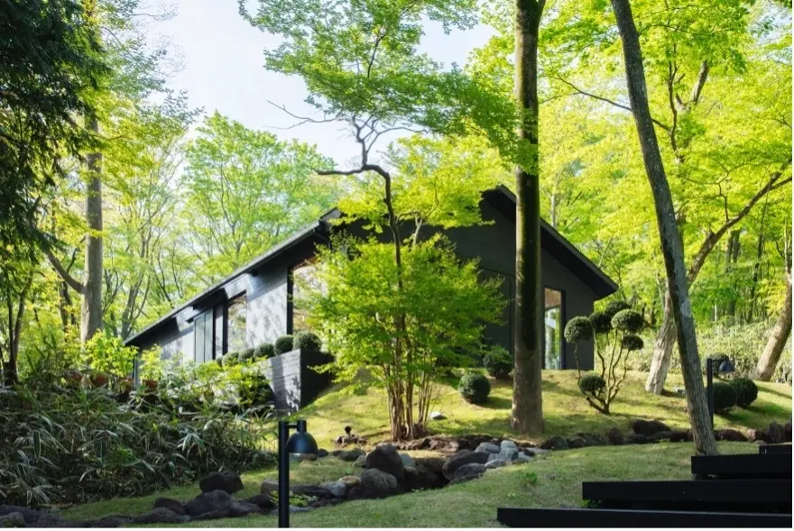 エントランス近くにあるカフェ『ニコライ バーグマン ノム 箱根』。メニューはテイクアウトも可能