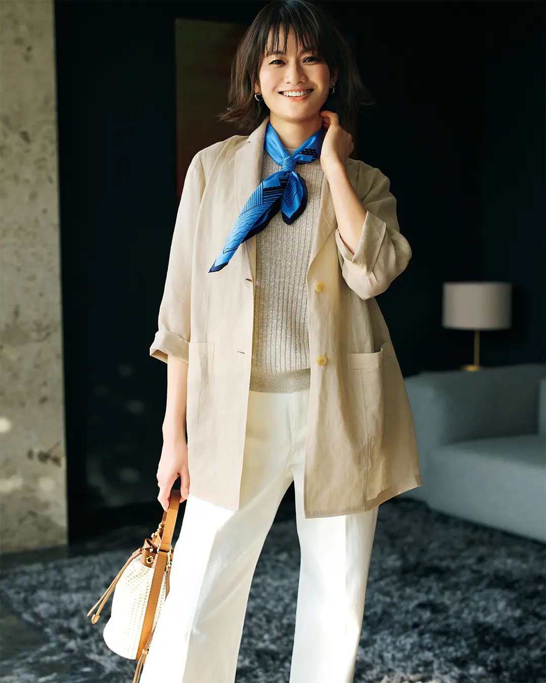 ほのかな光沢とナチュラルな風合いが美しい。今の季節にふさわしい軽やかなジャケット