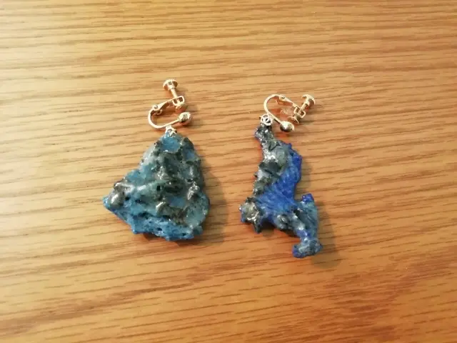 海洋ゴミを素材として作られたイヤリング