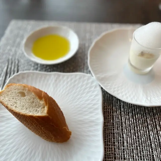 焼き立てパンも、ポテトのスフレ仕立てのスープも良いお味で、次のお皿への期待が高まります。