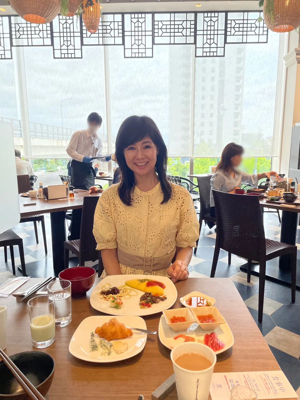 北海道、函館、HOTEL & SPA CENTURY MARINA HAKODATE、センチュリーマリーナ函館、朝食ビュッフェ、ビュッフェ、テーブル席、大空間、レストラン、食べ放題、イエロー、パステルイエロー、ソフトイエロー、レモンイエロー、ワンピース、レース、コットン、綿、ワンピースコーデ、夏ワンピースコーデ、夏服、夏服コーデ、ベルト、スエード調、ベージュ、ワンポイントコーデ、ボブ、ボブヘア、和洋中、和食、洋食、刺身、マグロ、トロ、いくら、甘エビ、子持ち甘エビ、オムレツ、クロワッサン、カフェラテ、カフェオレ、キウイスムージー、ボロネーゼ、ジンギスカン、うにぎり、焼きおにぎり、出汁、