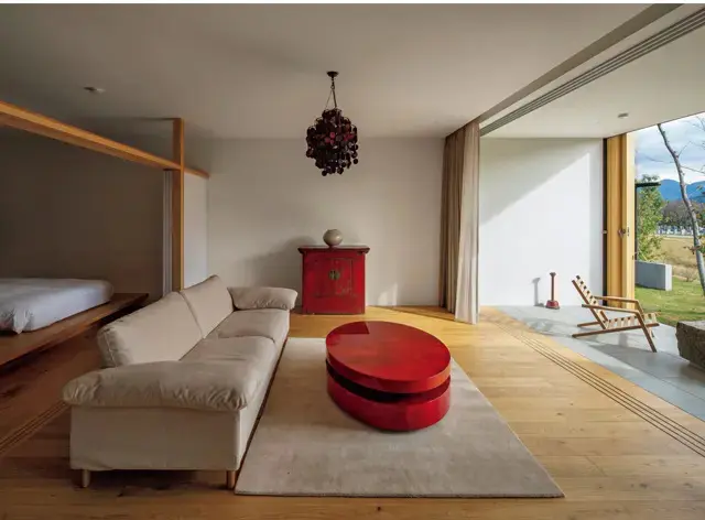 アンティークの根来塗のタンスやローテーブルなど「赤」をアクセントにした「JOUⅢ」の客室。