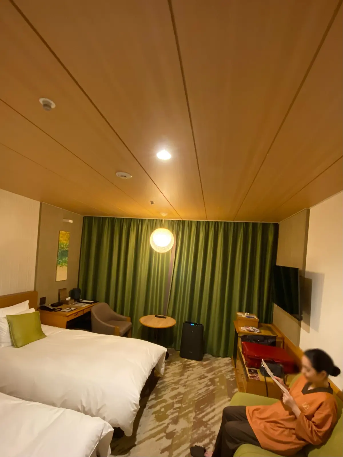 軽井沢プリンスホテルのお部屋（ウエスト棟）。グリーンのカーテンが印象的な落ち着いた空間。ベッドも広々快適。