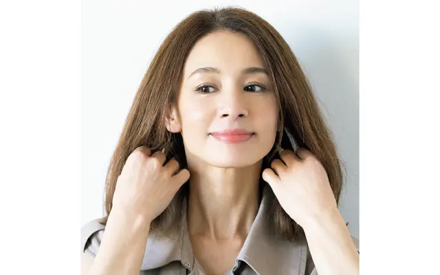 オイルを2プッシュとり、襟足の内側に手ぐしを入れて、根元をつぶしながら毛先へなじませる