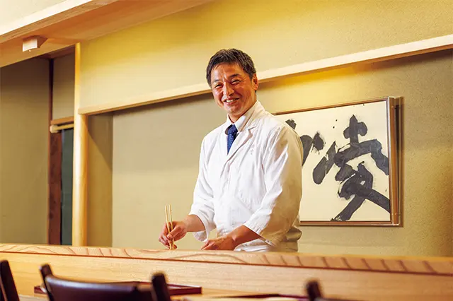 若い料理人やフレンチ出身の スタッフと情報を共有しながら日々研 鑽を深める藤原さん