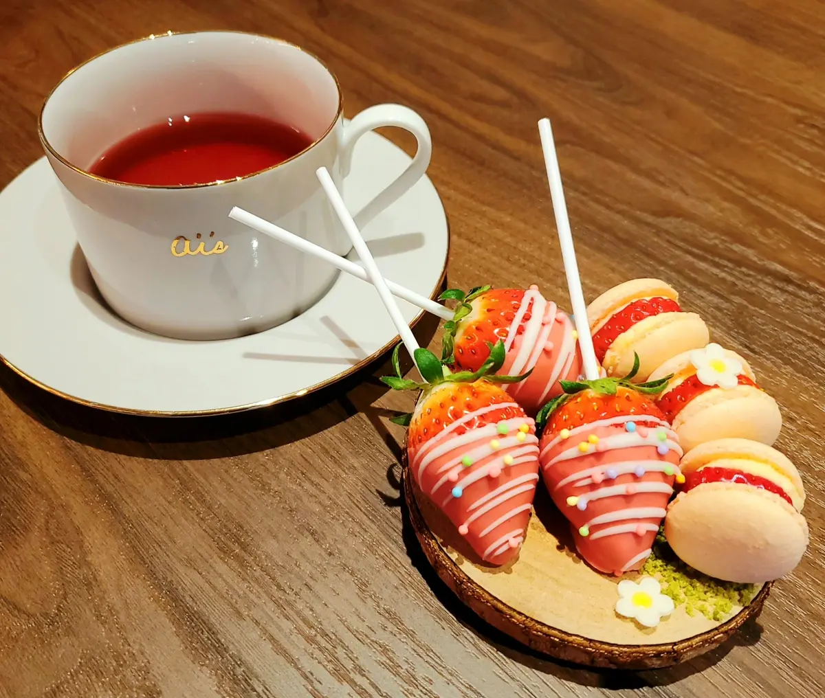 苺のプティフールと、カシスジューシーベリーのお茶