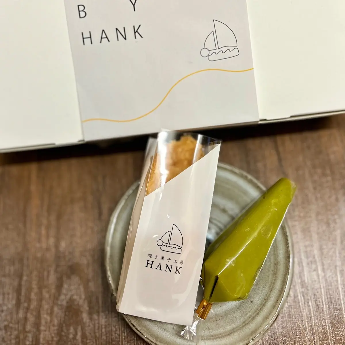 イエロー効かせのデニム＆スニーカーコーデの画像_7