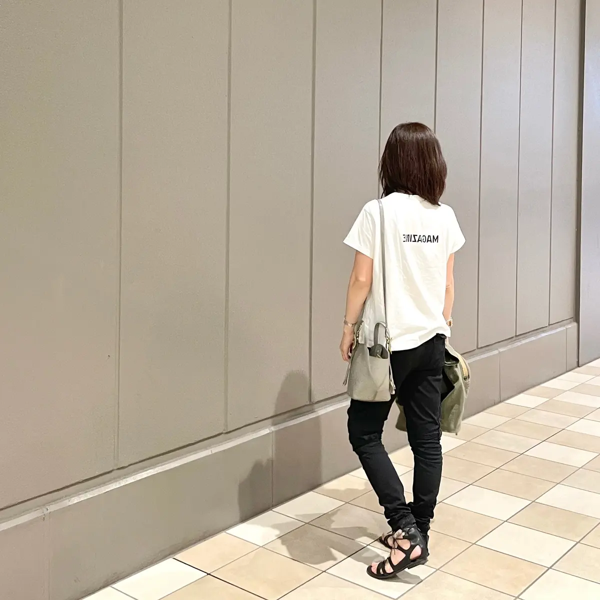 ロゴＴシャツ✖️黒パンツ✖️サンダルの画像_3