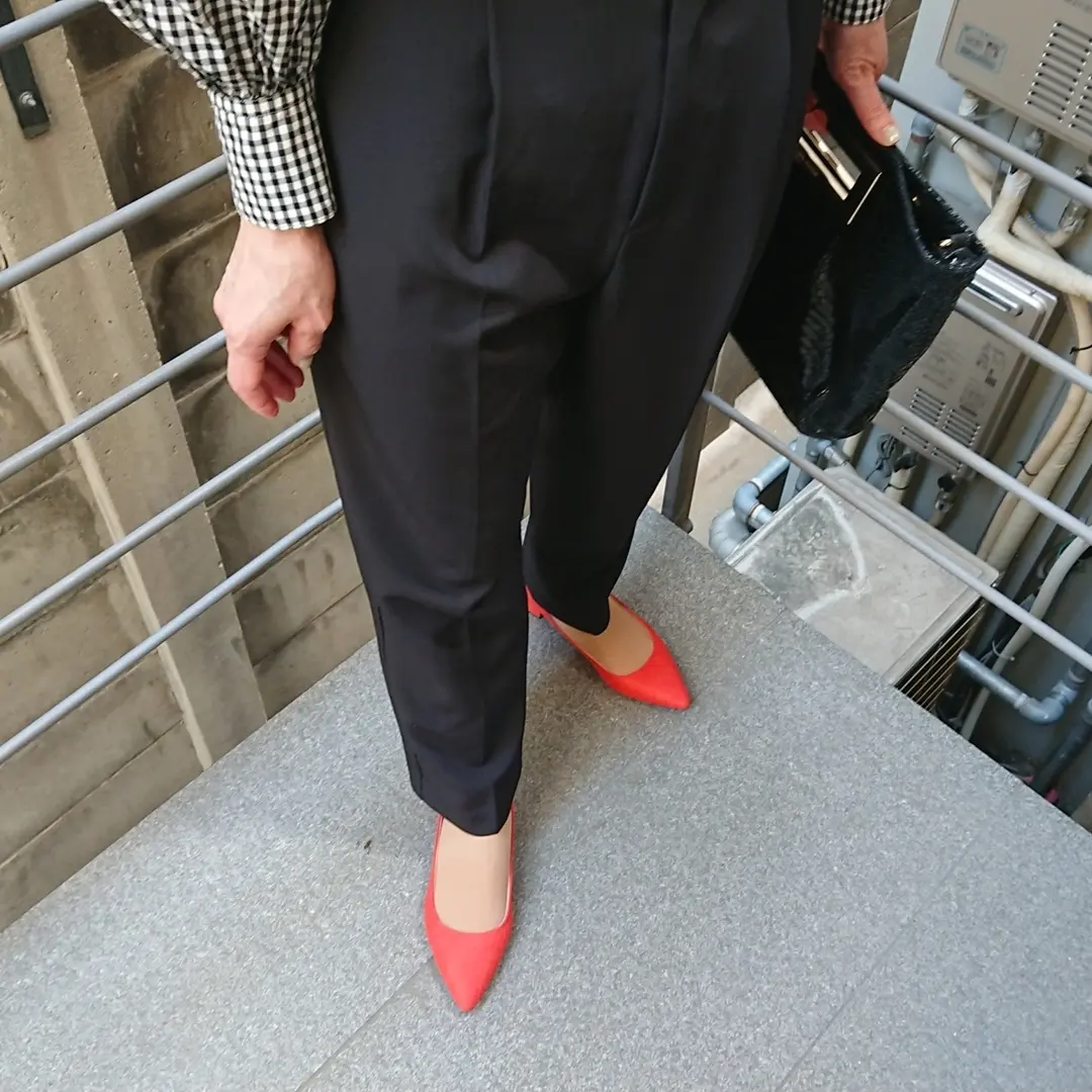 オレンジパンプス  黒テーパードパンツ