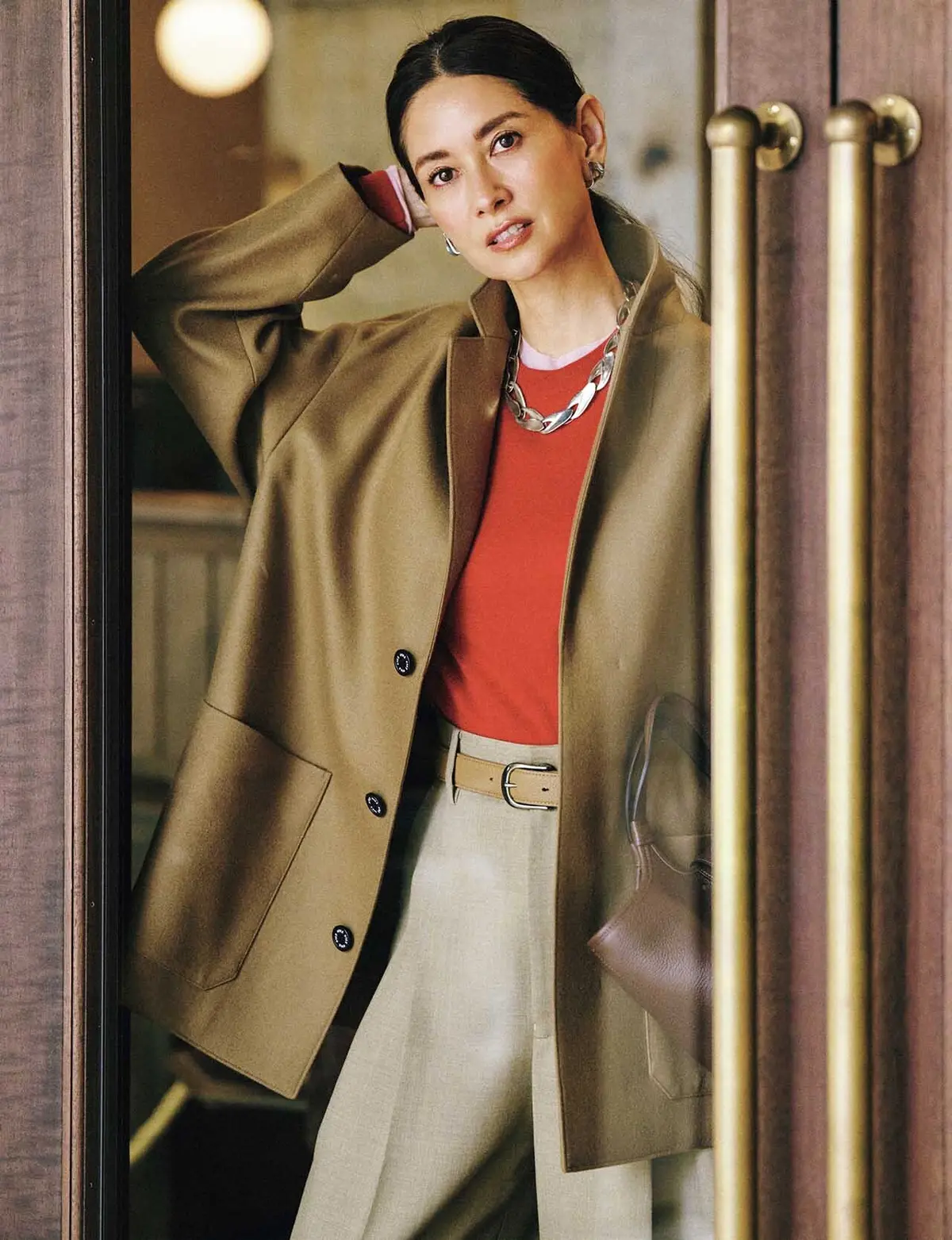 ジャケット持ち前のハンサムさを 色の遊びでチャーミングに