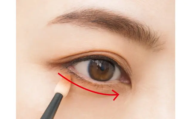 下まぶたのラインにオレンジを重ねる