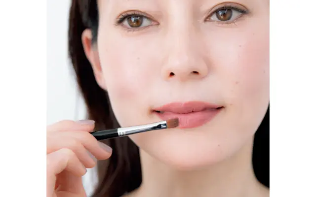 クリアなラインできちんと感を出し、大人のフォルムに