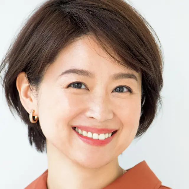 知的大人眉のメイクをした内藤亜弥さん