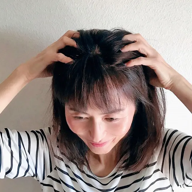 セラムが頭皮全体に行き渡るようにマッサージを