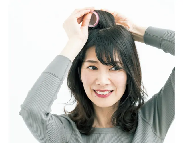 カーラーの縦巻きでトップにボリュームを出す