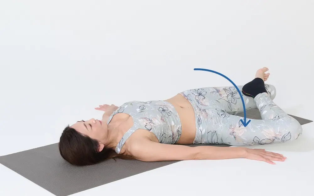 OurAge×Webエクラ　⑤③のポーズに戻り、右足を左の膝上あたりにのせ、息を吸って、吐きながら両膝を右に倒して3〜5呼吸。倒した膝を元に戻したら、今度は左足を右の膝上あたりにのせて左に倒します。左右各１回。