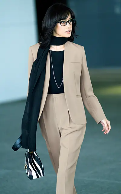 万能べージュパンツスーツ