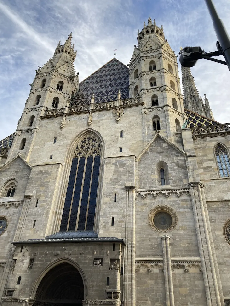 ゴシック様式のステファン寺院をエクラjマダムが見学