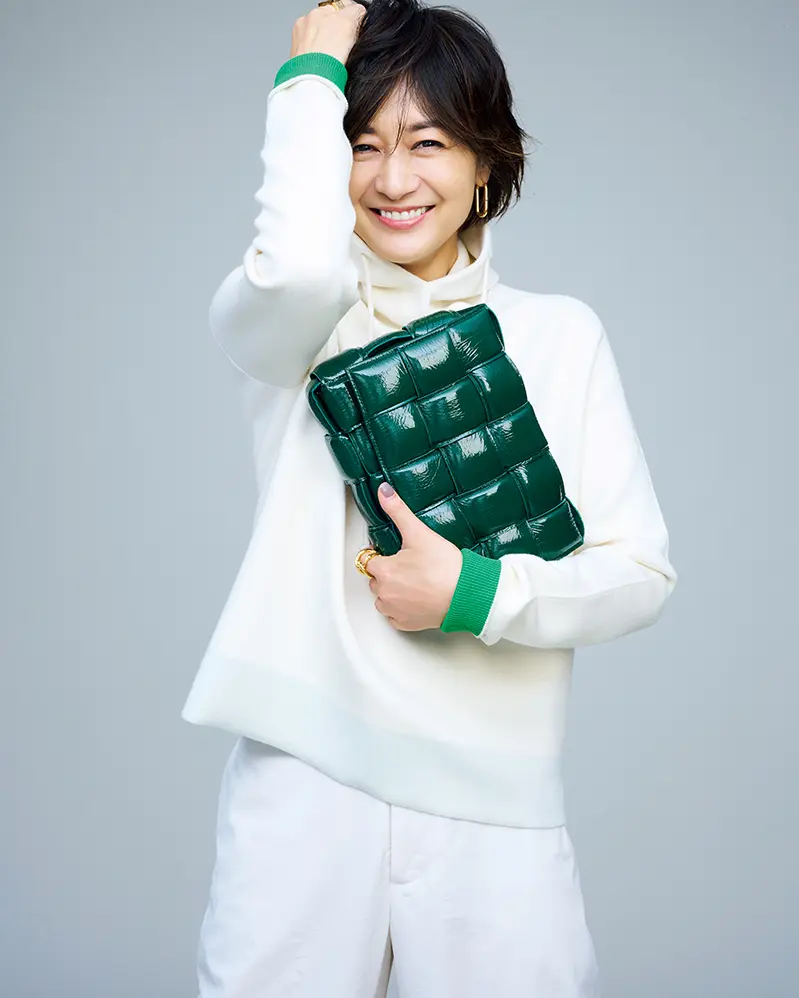 モデル・富岡佳子×ボッテガ・ヴェネタのパデッド カセット