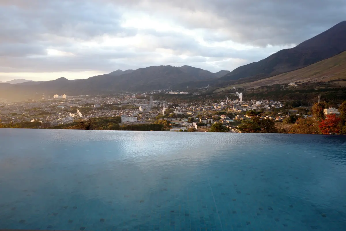 右手の扇山から別府市内を一望、 さらに、左手奥の別府湾まで見渡せます。