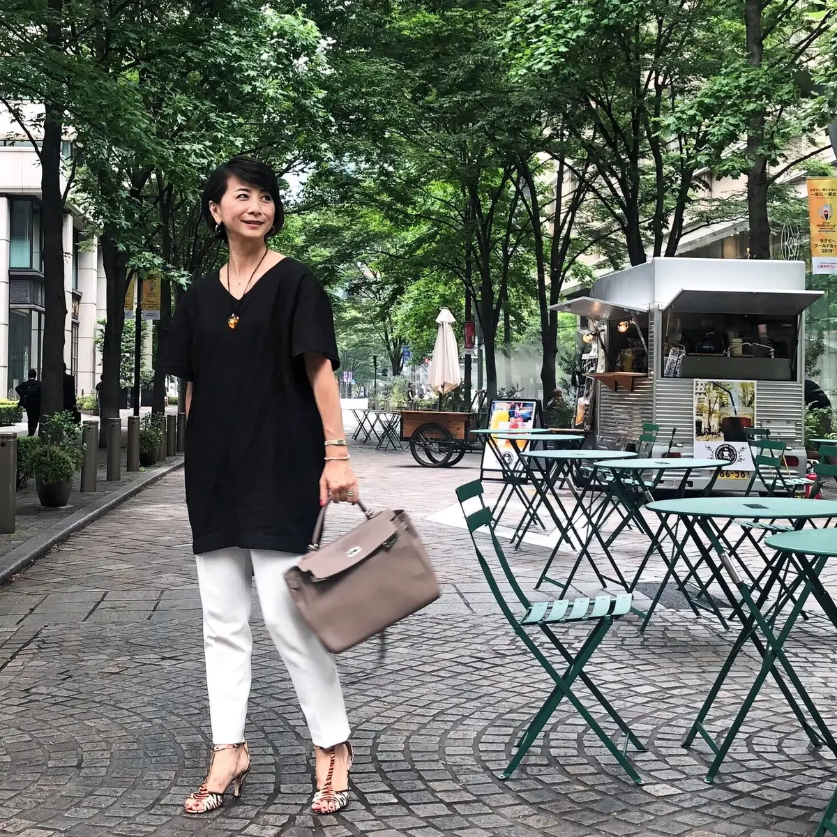 ゆったりシルエットの黒リネンチュニックの画像_1