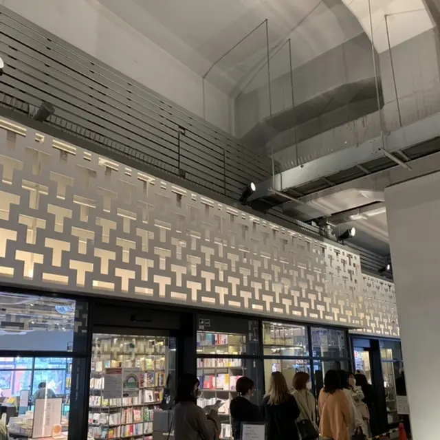 蔦屋書店の周りに出来るI'm donut？の列