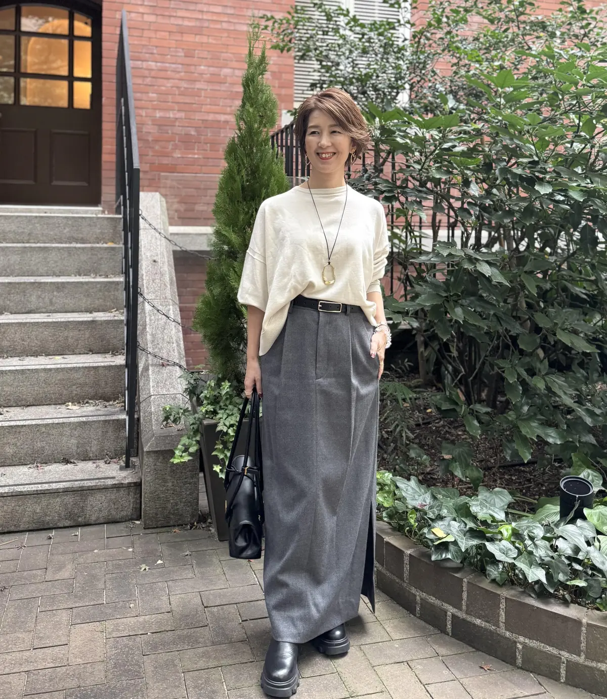 エクラ 華組　根本有加里さん　ナロースカート　グレー　コーデ