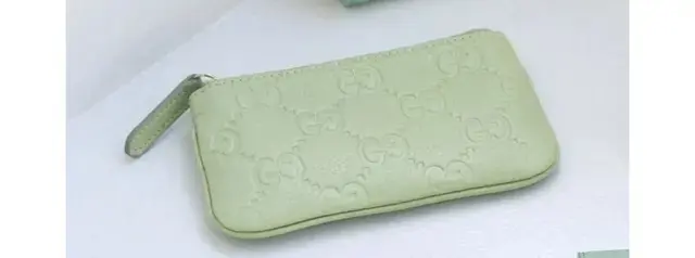 GGパターンのエンボスをあしらったミニマムなデザインを甘いミントカラーで彩って。