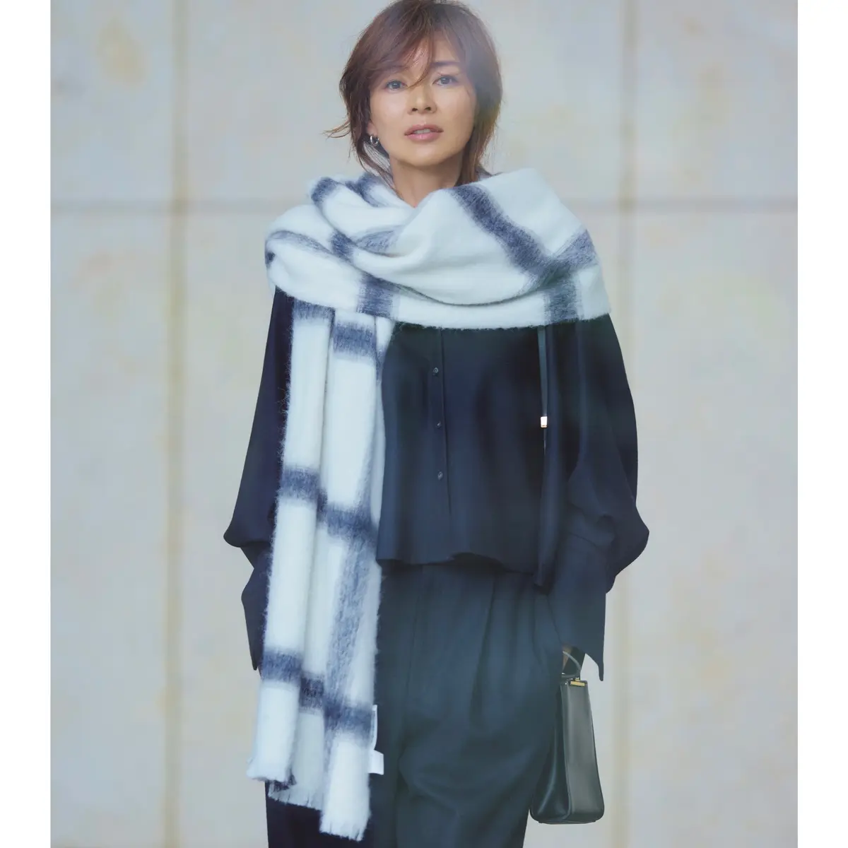 ネイビーのシャツとパンツに白地にブルーラインのチェック柄ストールを巻いたコーデ　モデル・SHIHO