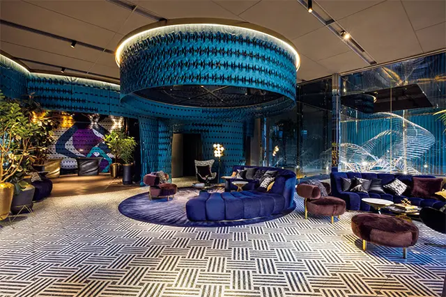 劇場のホワイ エを思わせるロビー