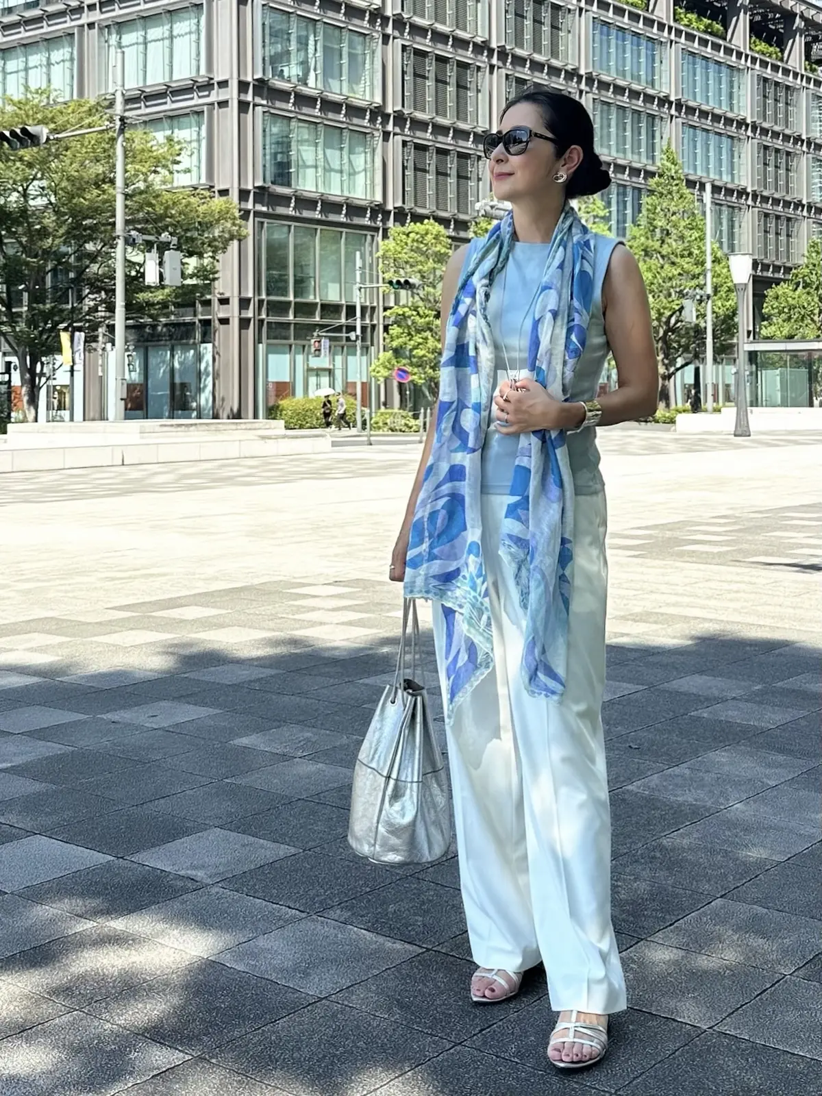 ユニクロ　白タックワイドパンツ　ライトブルーのノースリーブカットソー　シルバーサンダル　シルバーバッグ　ブルー系柄物ストール
