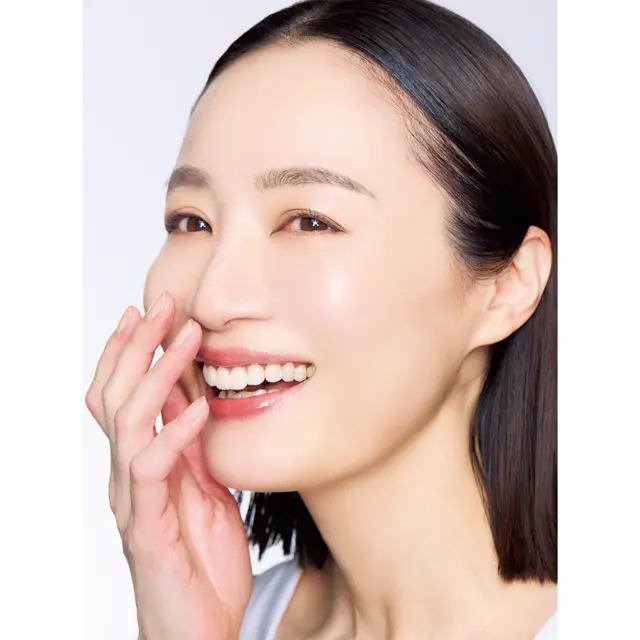 シワを全消しすると…… なんだか不自然