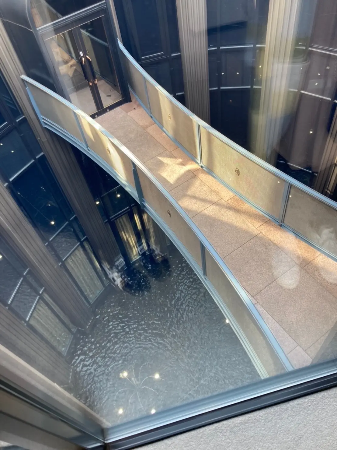 松濤美術館　建物内の橋